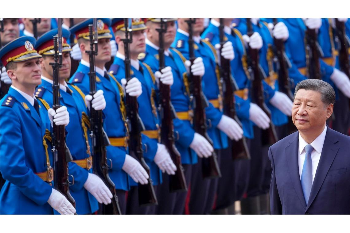 In Reih und Glied begrüßt die Ehrengarde den chinesischen Präsidenten Xi Jinping im Serbien-Palast in Belgrad.
