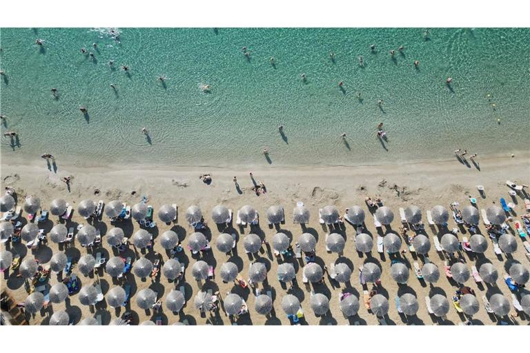 In Reih und Glied: Menschen genießen das Meer am Avlaki-Strand etwa 42 Kilometer östlich von Athen.