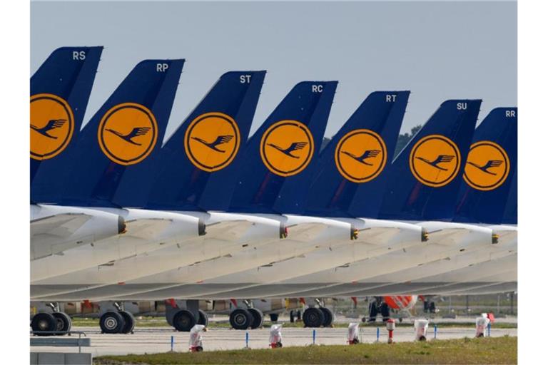 In Reih und Glied: Flugzeuge der Fluggesellschaft Lufthansa. Foto: Patrick Pleul/dpa-Zentralbild/dpa