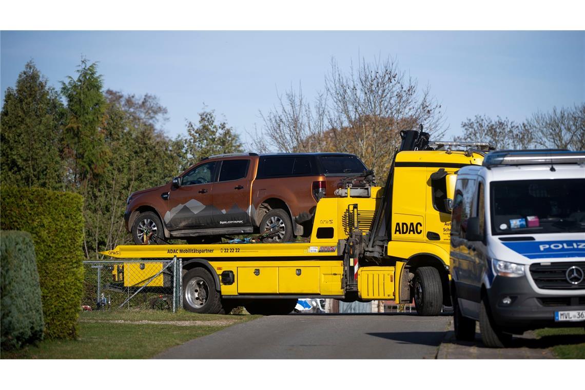 In Reimershagen nahe Güstrow wird ein Geländewagen beschlagnahmt.