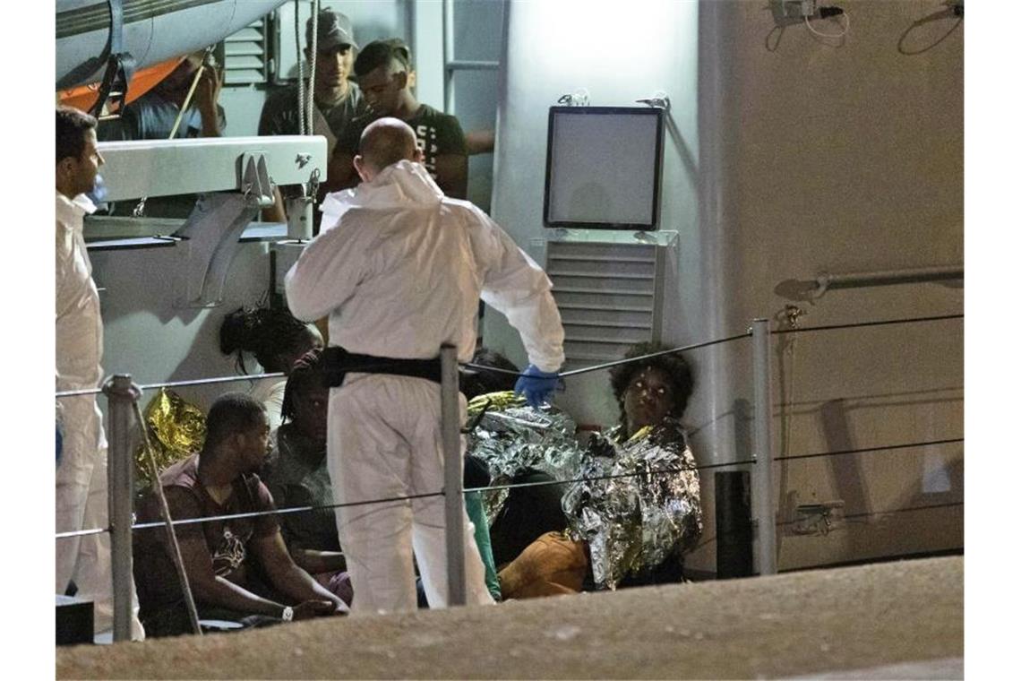 In Rettungsfolien gehüllt: Migranten im sizilianischen Hafen von Pozzallo. Foto: Francesco Ruta/ANSA