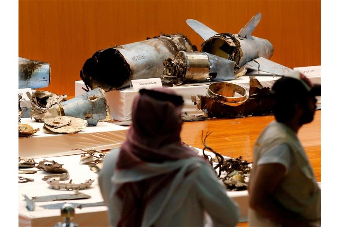 In Riad präsentiert das saudische Militär Drohnen und andere Waffen, die aus dem Iran stammen sollen. Foto: Amr Nabil/AP
