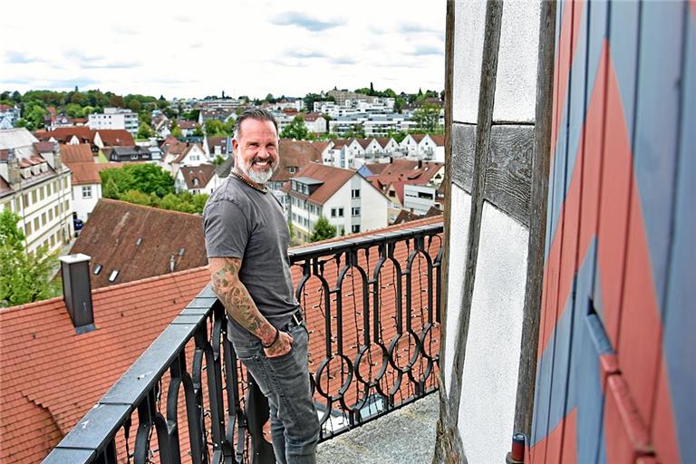 In Richtung des Amtsgerichtsgebäudes erkennt Andreas Kroiss etwas weiter hinten die grüne Fassade der Rückseite seines Friseursalons am Adenauerplatz.  Fotos: Tobias Sellmaier