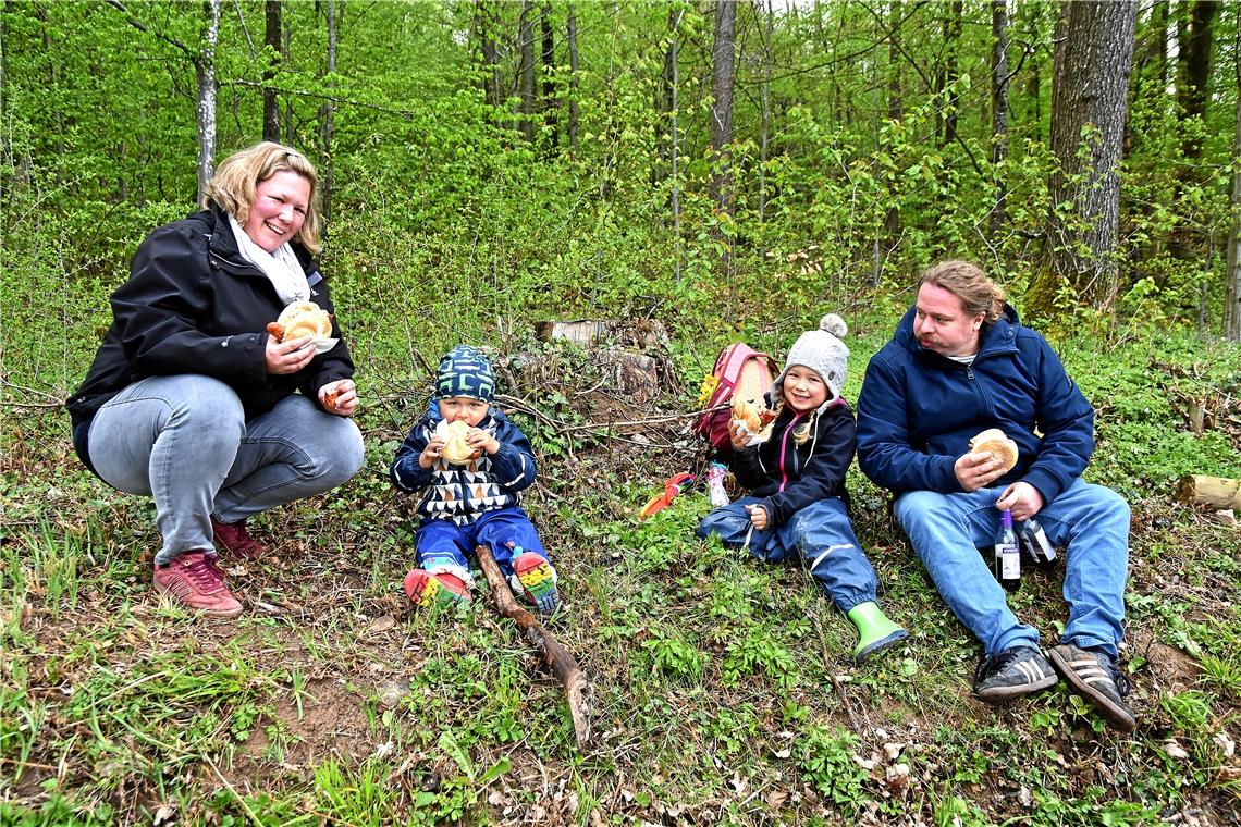 In Rietenau macht Familie Butters am Waldrand Rast und stärkt sich mit Rote im B...