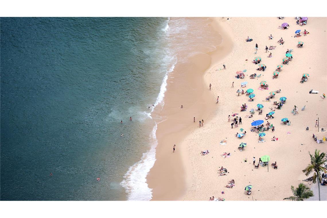 In Rio de Janeiro ist jetzt Frühling und Menschen sonnen sich am Strand.
