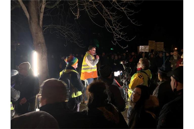 In Rostock haben nach Angaben der Polizei zunächst rund 850 Menschen gegen die nach ihrer Ansicht zu strengen Regelungen im Umgang mit der Corona-Pandemie und die damit verbundenen Einschränkungen protestiert. Foto: Joachim Mangler/dpa-Zentralbild/dpa