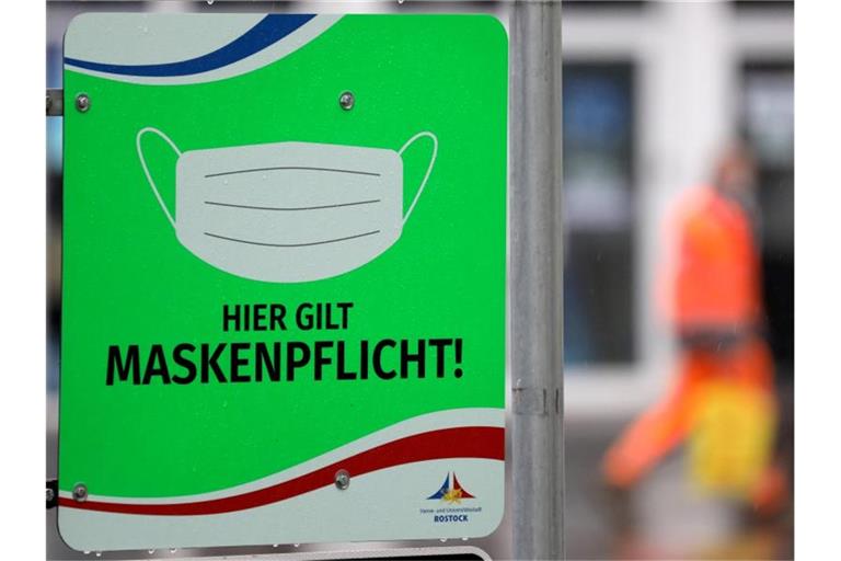 In Rostock weist ein Schild auf die Maskenpflicht hin. Die Gesundheitsämter in Deutschland haben dem Robert Koch-Institut (RKI) binnen eines Tages 8500 Corona-Neuinfektionen gemeldet. Foto: Bernd Wüstneck/dpa-Zentralbild/dpa