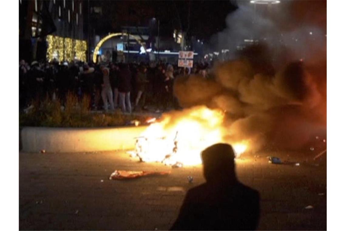Mehr als 50 Festnahmen nach „Orgie der Gewalt“ in Rotterdam In Rotterdam ist es zu schweren Ausschreitungen gekommen. Foto: Uncredited/Media TV Rotterdam via AP/dpa