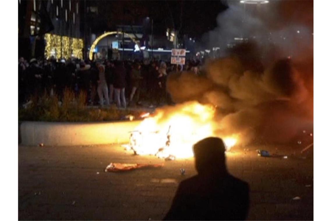 In Rotterdam ist es zu schweren Ausschreitungen gekommen. Foto: Uncredited/Media TV Rotterdam via AP/dpa