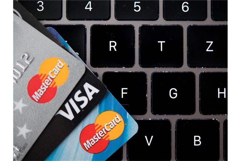In Russland ausgestellte Karten von Visa und Mastercard sind vorerst nicht mehr im Ausland einsetzbar. Foto: Monika Skolimowska/dpa-Zentralbild/ZB