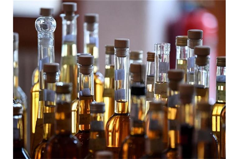 In Russland sind mindestens 18 Menschen an einer Alkohol-Vergiftung gestorben. Foto: Patrick Seeger/dpa