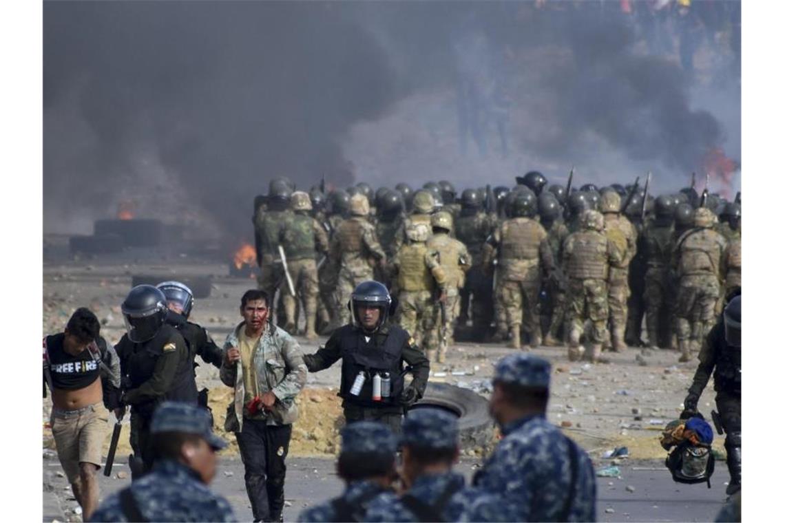 In Sacaba gehen bolivianische Sicherheitskräfte gegen Anhänger des ehemaligen Präsidenten Evo Morales vor. Foto: Dico Solis/AP/dpa