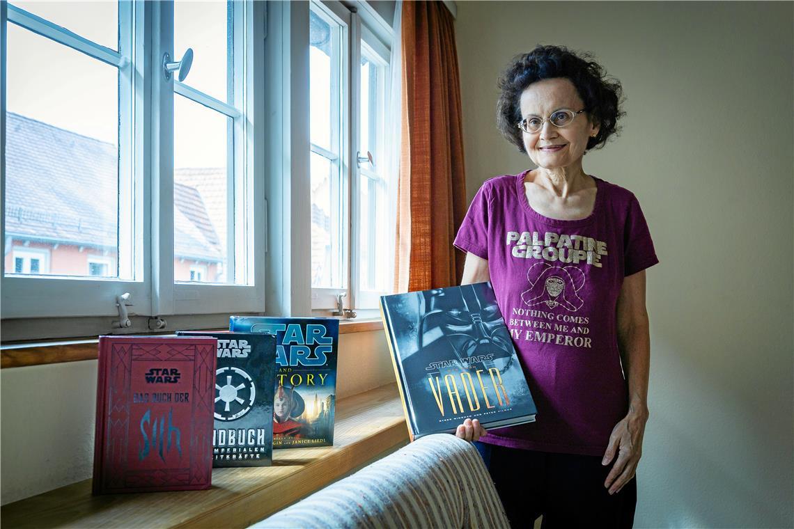 In Sachbüchern und Romanen hat Elisabeth Klaper viel über die Entstehungsgeschichte von Star Wars nachgelesen. Foto: Alexander Becher 