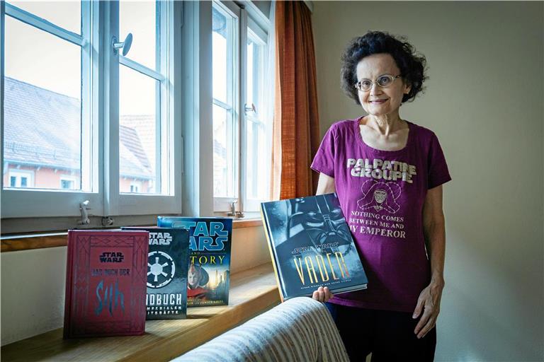 In Sachbüchern und Romanen hat Elisabeth Klaper viel über die Entstehungsgeschichte von Star Wars nachgelesen. Foto: Alexander Becher 