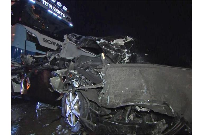 In Sachsen-Anhalt kam es auf der A9 in Richtung München zu einem Massenunfall. Foto: Tobias Junghannß/TNN/dpa