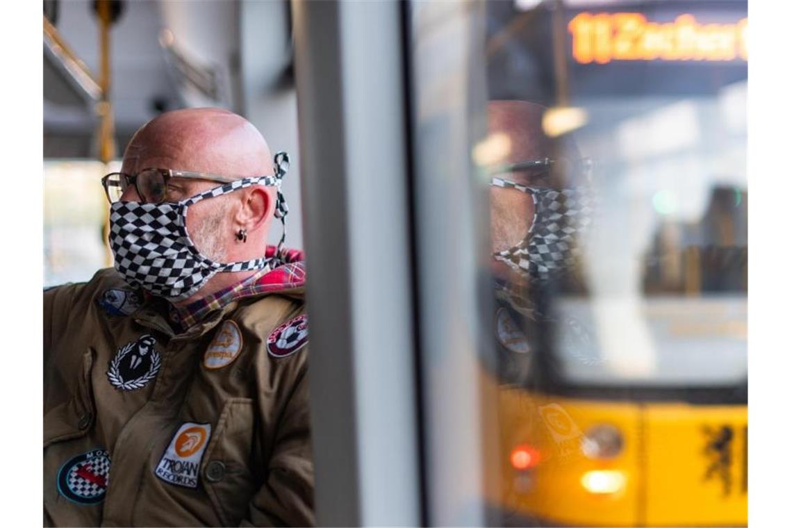 In Sachsen gilt bereits im Kampf gegen Corona-Pandemie eine Maskenpflicht in Bus und Bahn. Foto: Robert Michael/dpa-Zentralbild/dpa