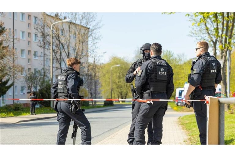 In Sachsen sind zwei Leichen und ein Schwerverletzter im Bereich eines Mehrfamilienhauses gefunden worden.