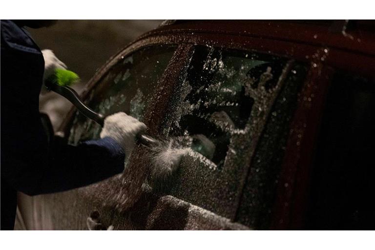 In Sachsen waren die Autos am Dienstag vereist.