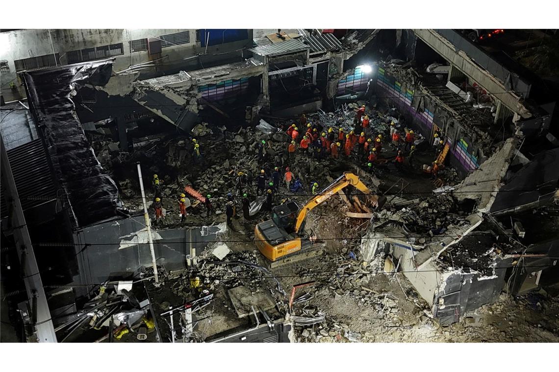 Bilder des Tages In Santo Domingo, der Hauptstadt der Dominikanischen Republik, suchen Helfer weiter nach Leichen im Nachtclub "Jet Set", dessen Dach während eines Konzerts eingestürzt war.