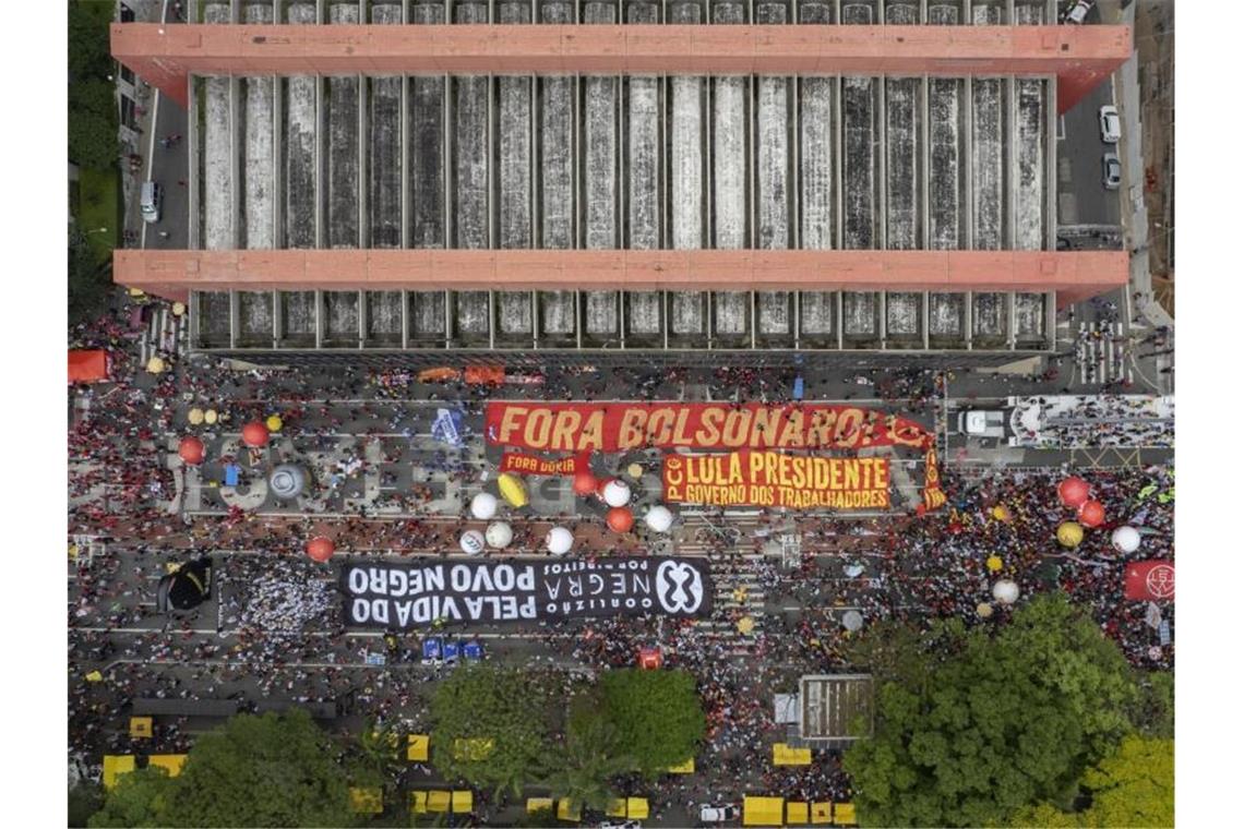 Tausende demonstrieren erneut gegen Präsident Bolsonaro In Sao Paulo fordern Demonstranten die Amtsenthebung von Jair Bolsonaro: Brasiliens Präsident steht unter anderem wegen seines Umgangs mit der Corona-Pandemie in der Kritik. Foto: Andre Penner/AP/dpa