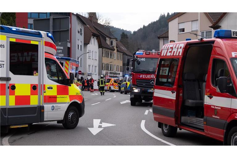 In Schramberg kam es zu einem schweren Unfall mit einem Lastwagen, bei dem eine Mutter und ihr Kind getötet wurden.