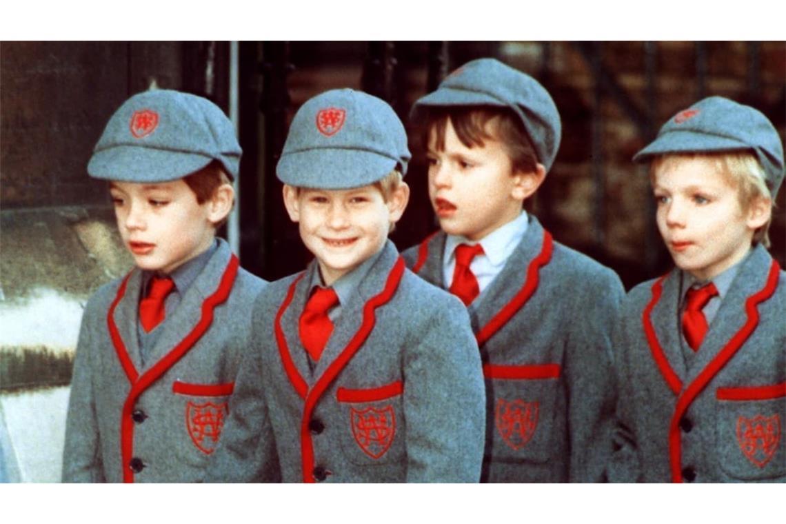 In Schuluniform: Prinz Harry (2. von links) geht Hand in Hand mit Klassenkameraden zu einem Schulkonzert in der St. Matthew's Kirche in London (Archivbild vom 10.12.1991).