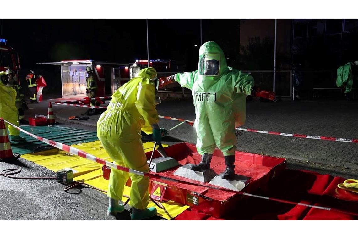 In Schutzausrüstung waren Einsatzkräfte vor Ort.
