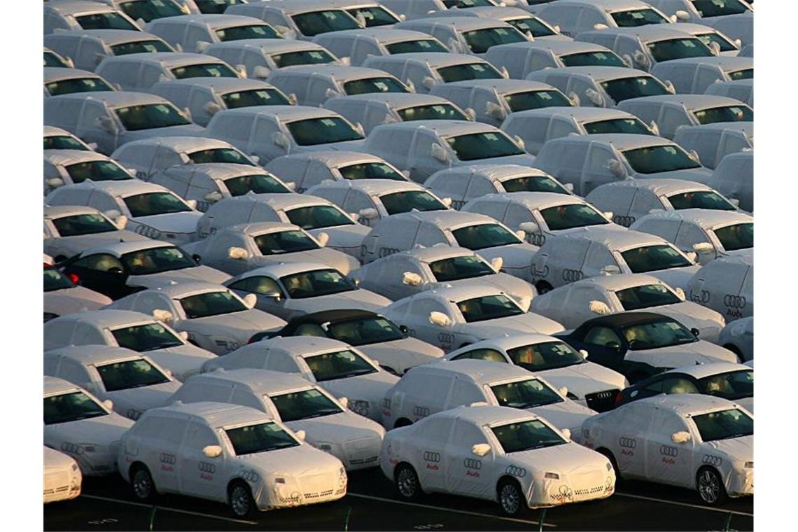 In Schutzfolien eingepackte Neuwagen des Autoherstellers Audi. Foto: Carsten Rehder/dpa/Archivbild