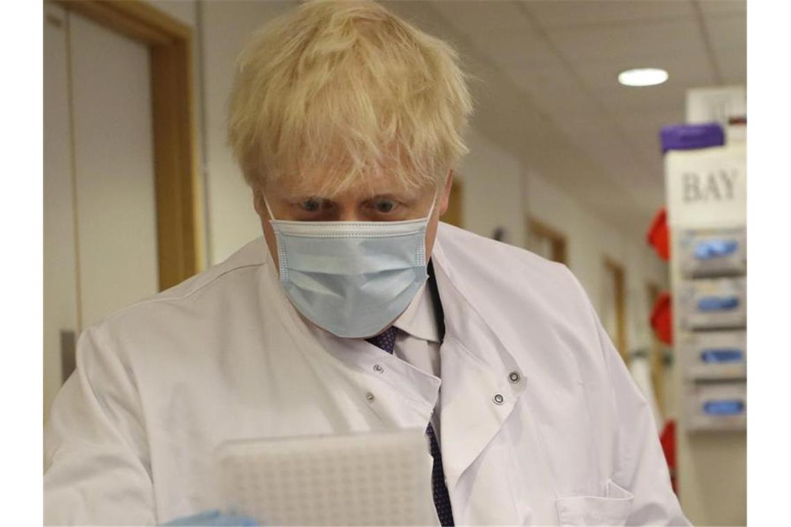 In Schutzkleidung besucht Premier Boris Johnson das Jenner Institute in Oxford, wo er sich über die Covid-19-Impfstoffforschung informiert. Foto: Kirsty Wigglesworth/AP POOL/dpa