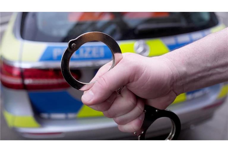 In Schwäbisch Gmünd leistete ein 24‑Jähriger massiven Widerstand, als Polizisten versuchten, ihm Handschellen anzulegen.