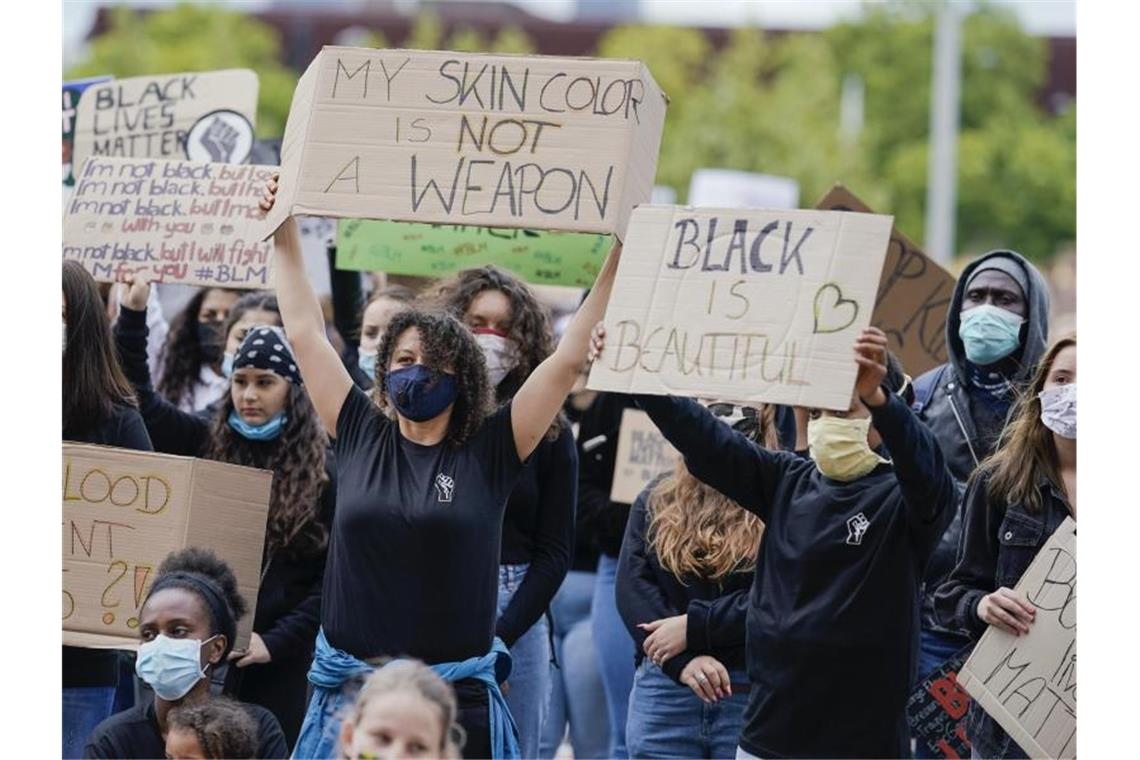 In Schwarz gekleidete Demonstranten nehmen an einem „Black Lives Matter“-Protest teil. Foto: Uwe Anspach/dpa/Archivbild
