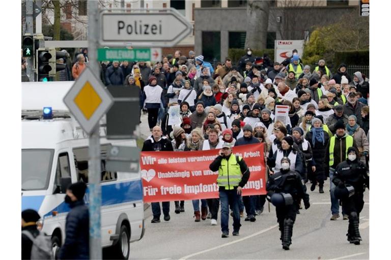 In Schwerin nehmen Menschen an einer Demonstration gegen Corona-Einschränkungen teil. Foto: Bernd Wüstneck/dpa-Zentralbild/dpa