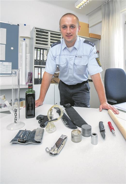 Gegenseitiger Respekt wird gepflegt In seinem Büro hat Dimitri Wittliff einige Waffen zur Ansicht, die die Beamten bei Jugendlichen sichergestellt haben. Foto: A. Becher