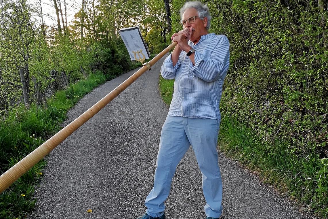 Eine Brise Alphorn-Sanftmut In seinem Element: Bruno Sauter hat seit seinem Ruhestand wieder mehr Zeit zu musizieren und das Alphorn für sich entdeckt. Normalerweise wäre er nun mit den Murrtaler Alphornbläsern beispielsweise in den Weinbergen bei Aspach unterwegs beziehungsweise im Einsatz. Weil das zurzeit nicht möglich ist, spielt er auch mal auf den Höhen von Murrhardt. Foto: privat