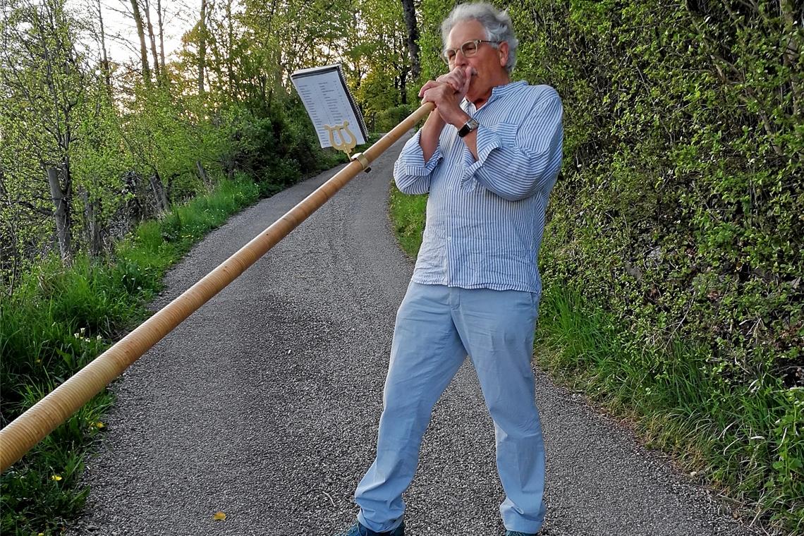 In seinem Element: Bruno Sauter hat seit seinem Ruhestand wieder mehr Zeit zu musizieren und das Alphorn für sich entdeckt. Normalerweise wäre er nun mit den Murrtaler Alphornbläsern beispielsweise in den Weinbergen bei Aspach unterwegs beziehungsweise im Einsatz. Weil das zurzeit nicht möglich ist, spielt er auch mal auf den Höhen von Murrhardt. Foto: privat