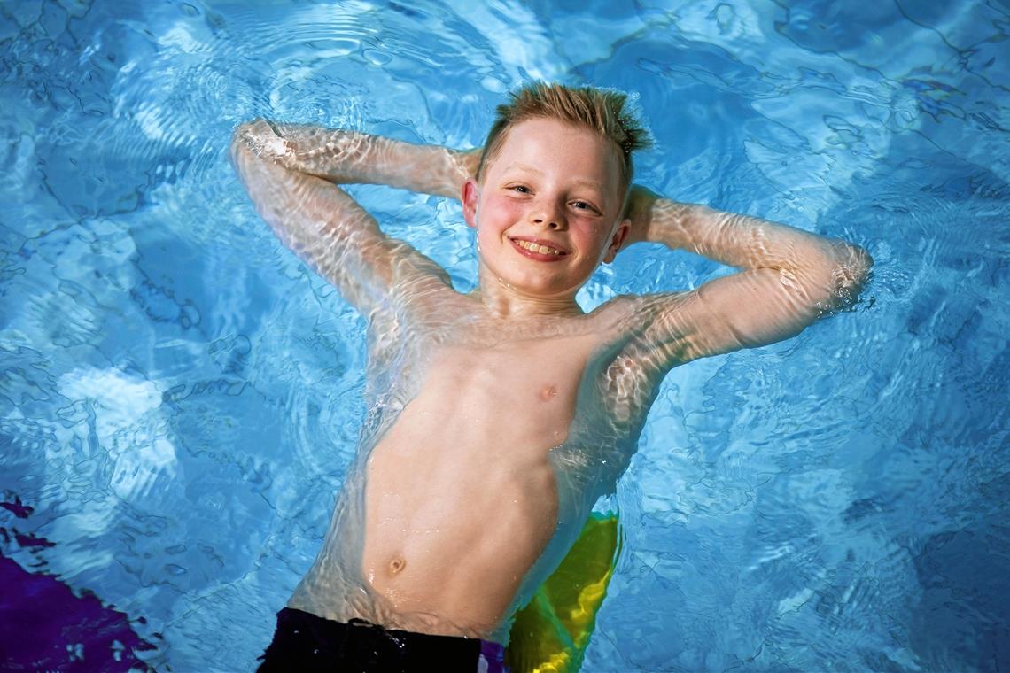 In seinem Element, und das zur Abwechslung mal ohne Tempo und ganz entspannt: Florian Benz, das Schwimmtalent der TSG Backnang. Foto: A. Becher