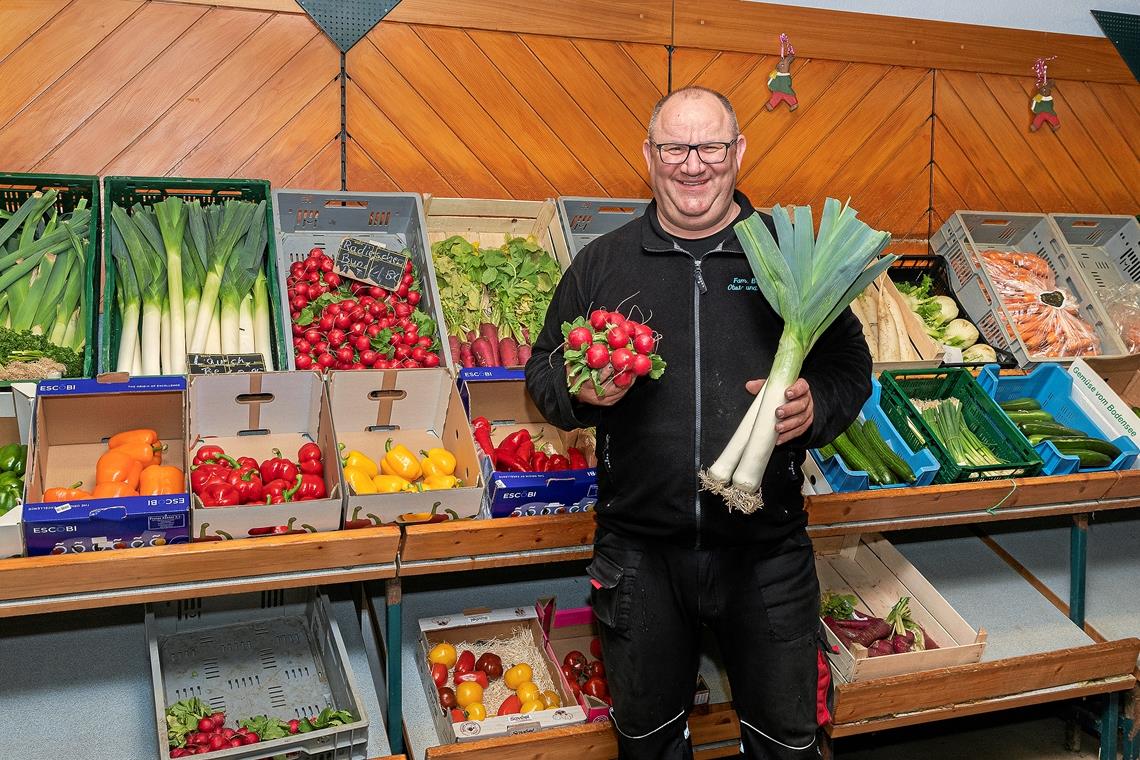 In seinem Hofladen verkauft Landwirt Jürgen Benignus das Obst und Gemüse, das er selbst anbaut. Foto: J. Fiedler