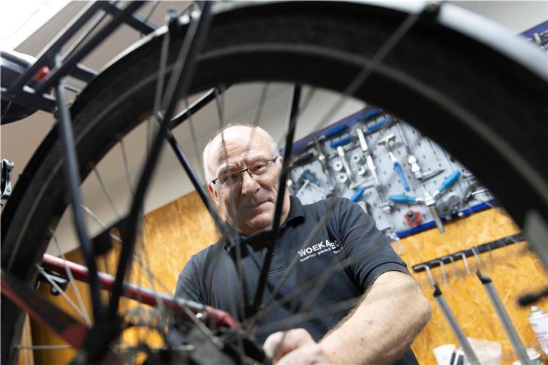 In seinem Laden in Oppenweiler kümmert Karlheinz Wöhrle sich um Reparaturen aller Art. Foto: Alexander Becher