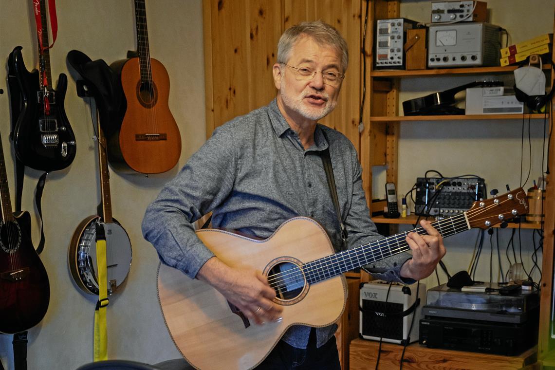 In seinem Musikraum kann Max Schröder selbstverständlich nicht widerstehen: Schon nach wenigen Minuten greift er zur Gitarre und singt ein Lied. Foto: Alexander Becher 