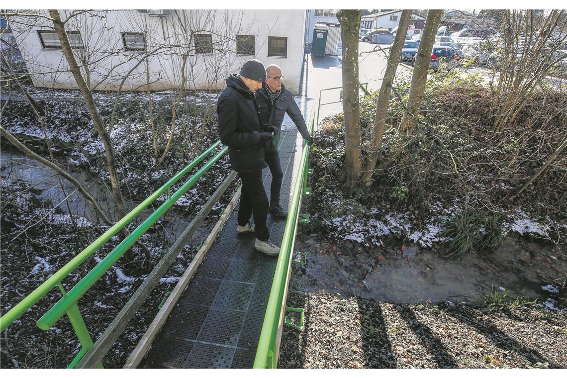 Den Fluten vorbeugen In seinem Normalzustand sieht der Tierbach harmlos aus. Damit er aber bei Starkregen nicht zur Gefahr wird, besprechen Ingenieur Ulrich Zwink (links) und Bürgermeister Bernhard Bühler mögliche Maßnahmen zum innerörtlichen Hochwasserschutz.Foto: A. Becher