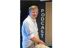 In seinem Studio oberhalb der Arztpraxis in Althütte nimmt Benjamin Tscheuschner neue Podcastfolgen auf – entweder solo oder mit wechselnden Gästen.  Foto: Alexander Becher