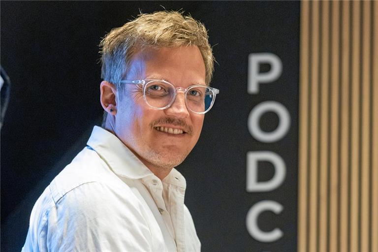 In seinem Studio oberhalb der Arztpraxis in Althütte nimmt Benjamin Tscheuschner neue Podcastfolgen auf – entweder solo oder mit wechselnden Gästen.  Foto: Alexander Becher