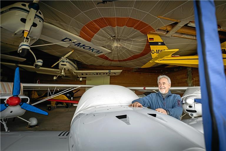 In seiner Halle in Großerlach-Morbach hat Dieter Haag so einige Flugmaschinen untergebracht. Wenn er unterwegs ist, steigt er oft lieber ins Flugzeug statt ins Auto. Fotos: Alexander Becher