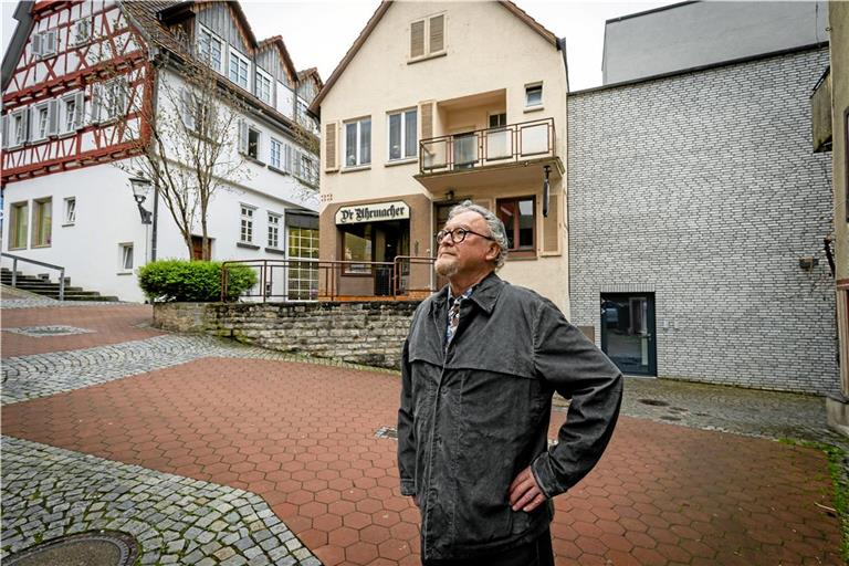 In seiner Kindheit ist die Kesselgasse Hans-Dieter Wohlfarths Spielplatz. Das heutige Erscheinungsbild habe mit jenem von damals allerdings nicht mehr viel gemeinsam, sagt der im Stuttgarter Stadtteil Gablenberg lebende Anwalt und Autor. Foto: Alexander Becher