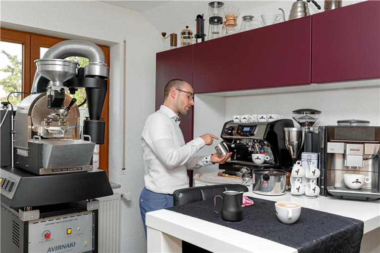 In seiner Küche kann Timo Wittenberg Kaffee zubereiten und selbst Bohnen rösten. Dafür nutzt er die Maschine links im Bild. Foto: J. Fiedler