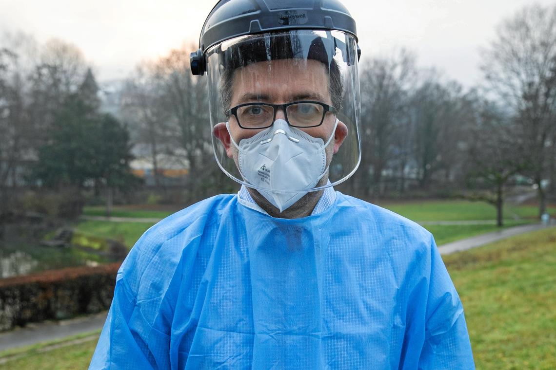 „Ich rechne mit Inzidenzen von über 2000“ In seiner Praxis in Oppenweiler behandelt Hausarzt Jens Steinat viele Covid-Patienten. Sich selbst und sein Team vor Ansteckung zu schützen, hat dabei oberste Priorität. Foto: A. Becher