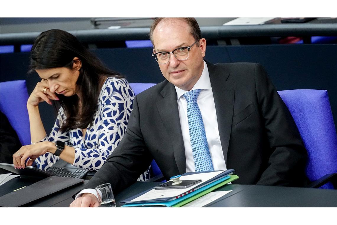 Sichere Herkunftsländer per Rechtsverordnung - Grüne empört In seiner Rede betont Bundesinnenminister Alexander Dobrindt (CSU), die Regelung zur Abschaffung des Pflichtanwalts betone ausschließlich Ausländer, die vollziehbar ausreisepflichtig seien.
