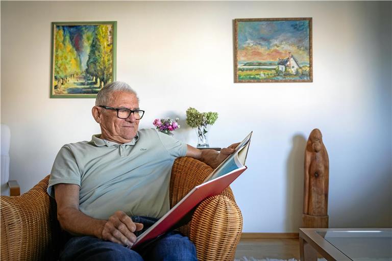 In seiner Wohnung hat Janos Vad ausgewählte Stücke seiner Kunst platziert. Im Keller lagert er weitere Werke und hat sie fein säuberlich in einer Inventarliste festgehalten.