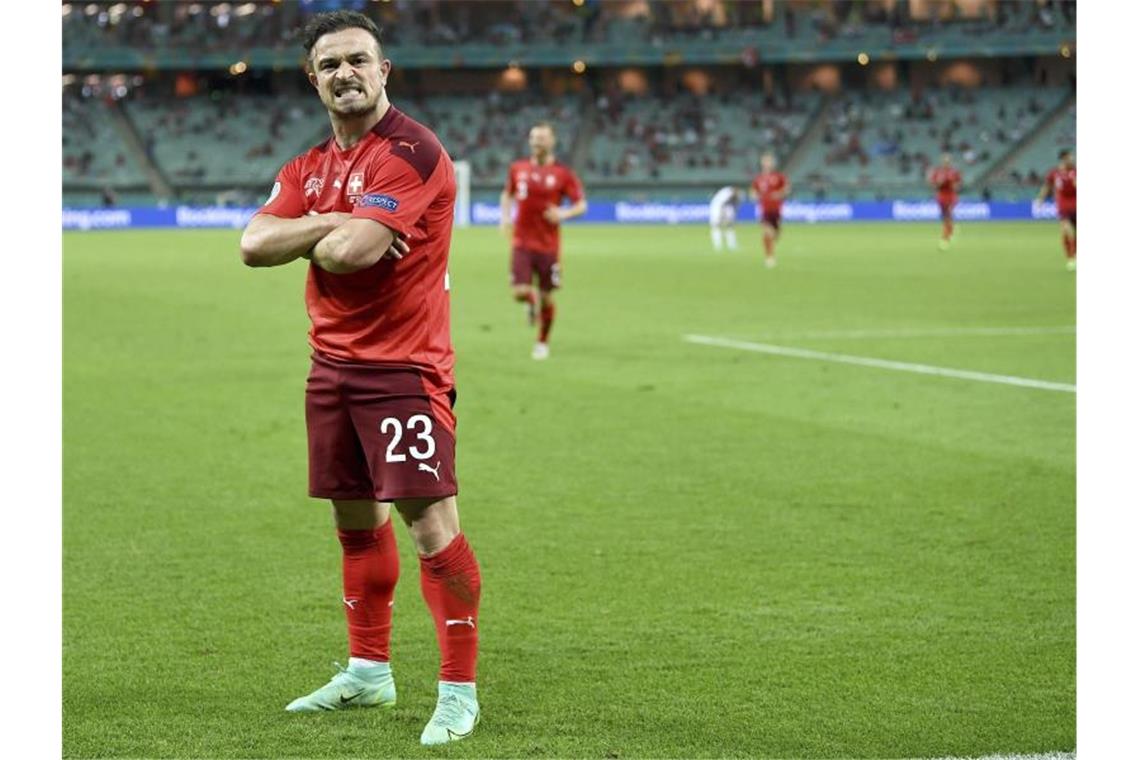 In selbstbewusster Pose bejubelt der Schweizer Xherdan Shaqiri sein Tor zum 3:1 gegen die Türkei. Der Ex-Bayern-Spieler hatte auch schon zum 2:0 getroffen. Foto: Ozan Kose/AFP Pool/dpa