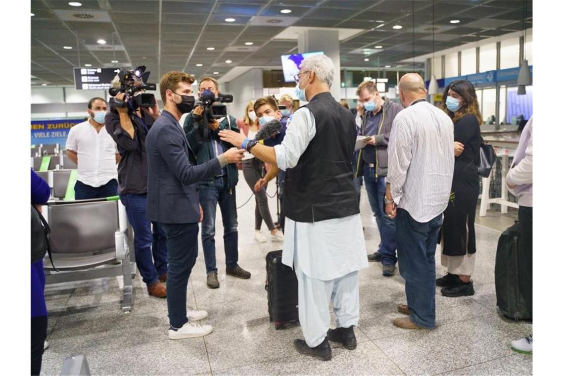 In Sicherheit gebrachte Menschen aus Afghanistan kommen auf dem Frankfurter Flughafen an. Foto: Frank Rumpenhorst/dpa